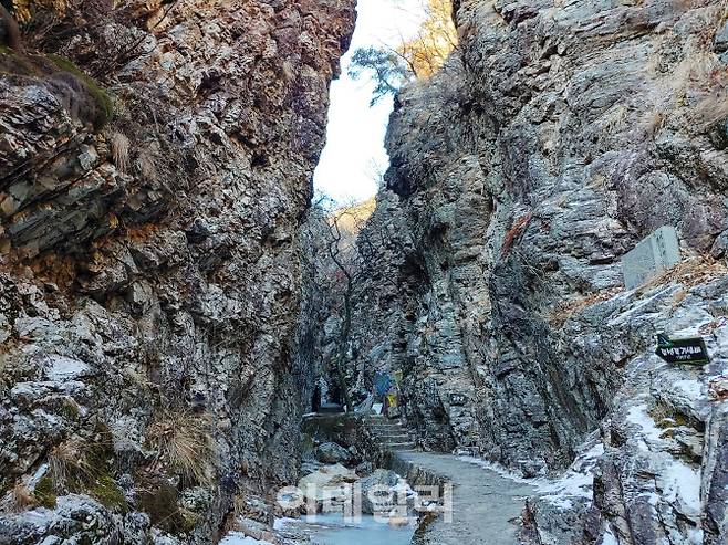 삼악산 등선폭포 매표소 입구쪽 금강굴