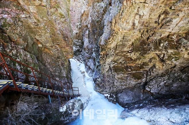 삼악산은 계곡수가 규암을 깍아 만들어 놓은 지형이다.