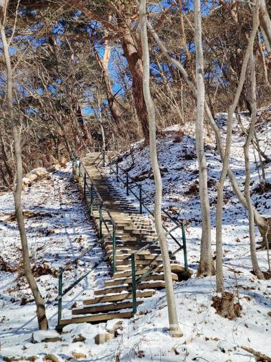 삼악산 7부 능선에 있는 333계단