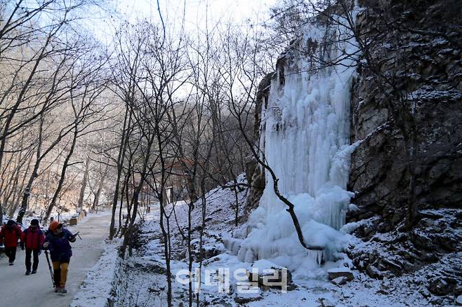 구곡폭포 가는길 초입에 있는 인공폭포. 갑자기 추워진 날씨에 인공폭포가 멋스럽게 얼어붙어 있다.