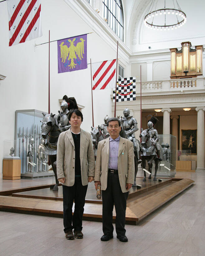 미국 메트로폴리탄미술관 한국실 유물 촬영 당시 故 한석홍 작가(오른쪽)와 한정엽 실장(사진=한정엽 실장)