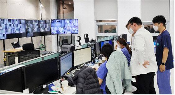 고려대의료원 의료진이 안암 생활치료센터에서 환자들을 모니터링하고 있다.