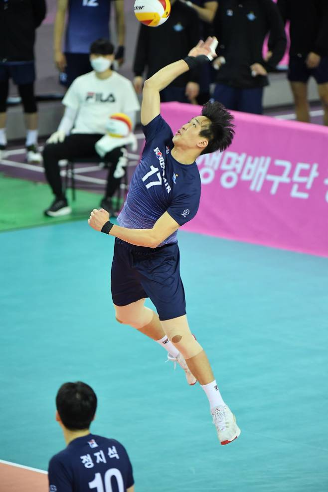 대한항공 임동혁이 강스파이크 서브를 넣고 있다. 사진=KOVO