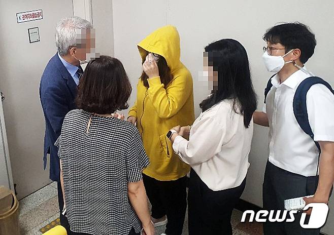 9살짜리 여아를 잔혹하게 학대한 ‘창녕 아동학대’ 사건의 친모가 14일 창원지방법원 밀양지원에서 열린 첫 재판을 마친 뒤 변호인과 대화하고 있다. 2020.8.14./뉴스1 © News1 강대한 기자