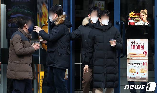 정부가 국내 신종 코로나바이러스 감염증(코로나19) '3차 대유행' 확산세를 꺾기 위해 현재 사회적 거리두기(수도권 2.5단계·비수도권 2단계) 기준을 2주 더 유지하기로 했다. 2021.1.4/뉴스1 © News1 김진환 기자