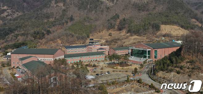 제주도는 중대본으로부터 통보받은 경북 상주 BTJ열방센터 방문자 명단에 포함된 제주도민 39명의 신원을 모두 파악한 결과 2명은 해당 시설을 방문하지 않은 것으로 확인됐다고 15일 밝혔다. 경북 상주시 화서면 상용리 봉황산 끝자락에 위치한 BTJ 열방센터 모습. 2021.1.14 /뉴스1 © News1 공정식 기자