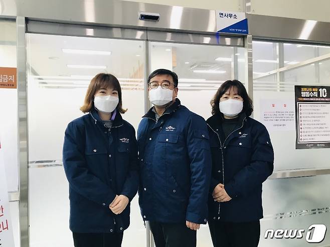 지난 7일 폭설에 전북 완주군 공무원들이 장애를 앓고 있는 행려자를 보호자 품으로 보내 준 사실이 뒤늦게 알려져 화제다. 사진은 상관면 맞춤형복지팀원들인 김지영 주무관, 박기완 팀장, 전은경 직원.(사진 왼쪽부터)2021.1.15/뉴스1