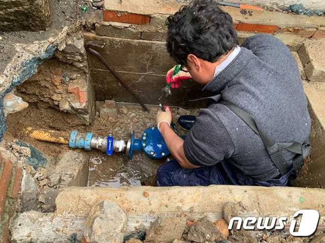 목포시 용당·북항·연산동 등 원도심권 일부지역의 수돗물에서 탁수가 발생해 긴급 수도관 동파복구작업을 펼치고 있다.(목포시 제공)2021.1.15/뉴스1
