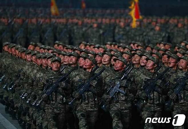 (평양 노동신문=뉴스1) = 북한 노동당 기관지 노동신문은 15일 "혁명의 붉은 총대를 억세게 틀어쥐고 당 제8차 대회를 믿음직하게 보위한 긍지와 영예를 안고 열병종대들이 위풍당당히 입장하였다＂라며 지난 14일 진행된 열병식 행렬을 조명했다. [국내에서만 사용가능. 재배포 금지. DB 금지. For Use Only in the Republic of Korea. Redistribution Prohibited] rodongphoto@news1.kr