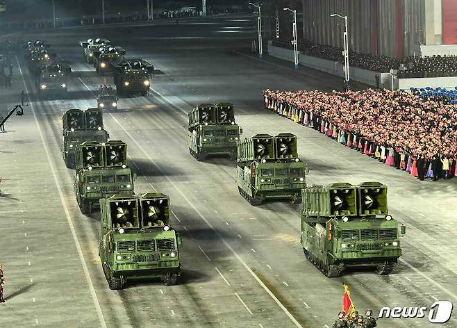 (평양 노동신문=뉴스1) = 북한이 제8차 노동당 대회를 기념하는 군 열병식을 14일 평양 김일성광장에서 열었다고 당 기관지 노동신문이 15일 보도했다. 지난 당 창건 75주년 기념일(10월10일) 이후 3개월 만의 열병식이다. [국내에서만 사용가능. 재배포 금지. DB 금지. For Use Only in the Republic of Korea. Redistribution Prohibited] rodongphoto@news1.kr