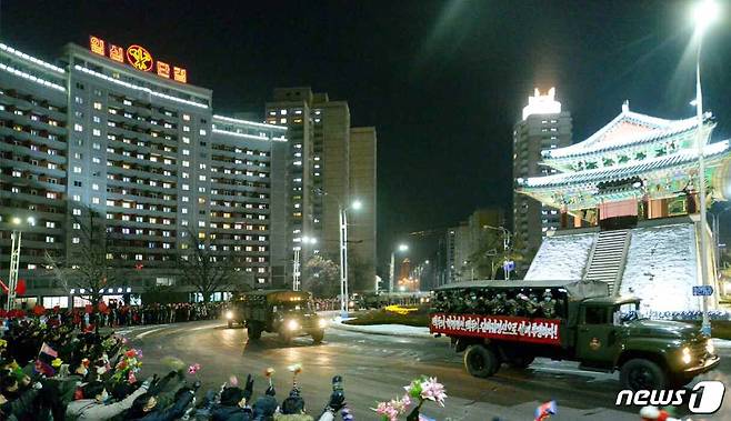(평양 노동신문=뉴스1) = 북한 노동당 제8차 대회를 기념하는 열병식이 끝난 뒤 참가자들이 평양 거리를 행진하는 모습을 당 기관지 노동신문이 15일 보도했다. 신문은 평양 주민들이 이들을 열렬히 환영했다고 전했다. [국내에서만 사용가능. 재배포 금지. DB 금지. For Use Only in the Republic of Korea. Redistribution Prohibited] rodongphoto@news1.kr