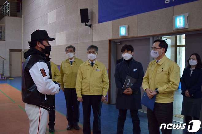 정종철 교육부 차관이 15일 공주고등학교 야구부 동계훈련장을 찾아 코로나19 방역 상황을 점검하고 있다.© 뉴스1