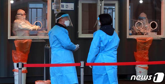 14일 오전 서울역 광장에 마련된 신종 코로나바이러스 감염증(코로나19) 임시선별진료소에서 의료진이 검사를 준비하고 있다.  © News1 구윤성 기자