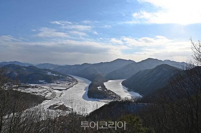 옥천 구경 중 제 1경인 '둔주봉 한반도 지형'