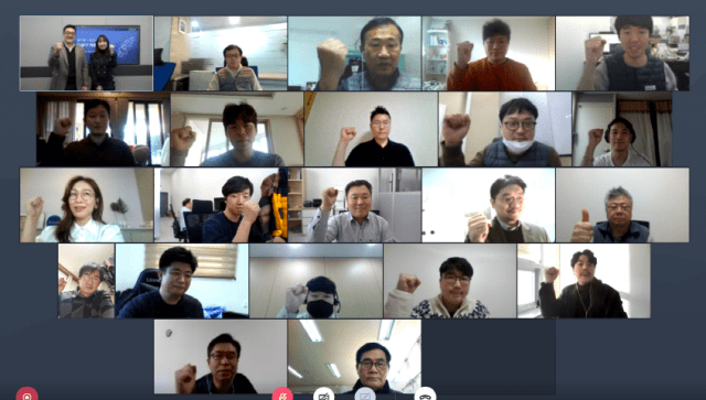 다온다 프로그램 출범식에서 기념 촬영을 하는 국내 제조 창업기업 30개사