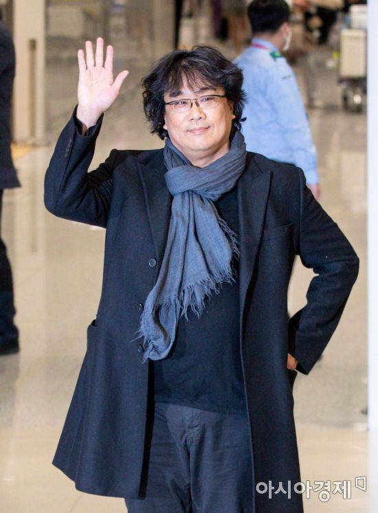 영화 '기생충'으로 오스카상 4관왕을 달성한 봉준호 감독이 16일 인천국제공항 제2여객터미널을 통해 귀국하고 있다./영종도=강진형 기자aymsdream@