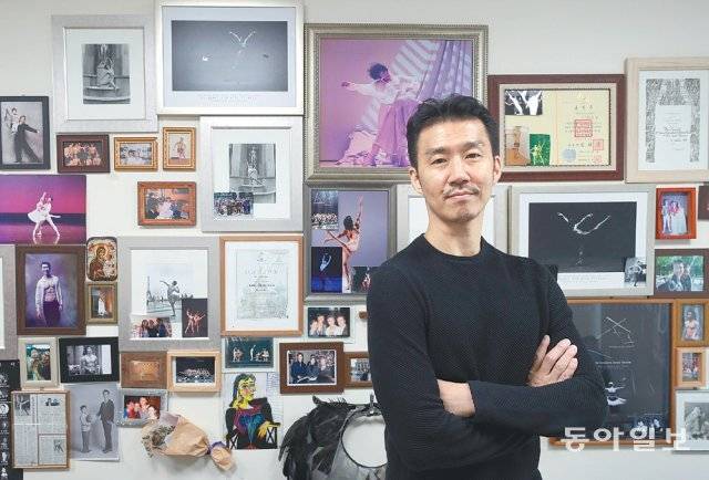 최근 서울 서초구 한국예술종합학교 연구실에서 만난 김용걸 교수는 “저는 남을 의식하지 않고 나 자신만을 위해 평생 춤을 췄다. 하지만 요즘 후배들이 저를 보면서 희망을 얻었다고 할 때 힘이 난다”고 했다. 홍진환 기자 jean@donga.com