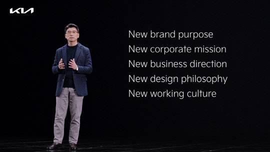 송호성 기아 사장이 15일 유튜브와 글로벌 브랜드 웹사이트를 통해 진행된 '뉴 기아 브랜드 쇼케이스'에서 발표를 하고 있다.<기아자동차 제공>