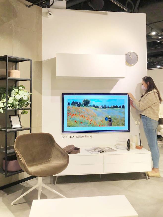 고객이 홍콩 샤틴에 위치한 보컨셉 매장에 설치된 LG 올레드 갤러리 TV를 살펴보고 있다.