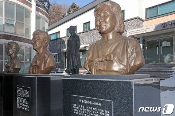 지난 8일 고(故) 배춘희 할머니 등 일본군 위안부 피해 할머니들 12명이 일본 정부를 상대로 낸 손해배상 청구 소송에서 이겼다. 위안부 피해자들이 우리나라 법원에 손해배상 청구 소송을 여러 건 냈지만, 1심 결론이 나온 건 이번이 처음이다. 사진은 경기도 광주시 퇴촌면 나눔의 집에 세워져 있는 고(故) 배춘희 할머니와 세상을 떠난 할머니들의 흉상. 2021.1.8/뉴스1 © News1 조태형 기자 /사진=뉴스1