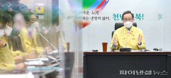 15일 도청 재난상황실에서 열린 코로나19 중앙재난안전대책본부 합동 영상회의에 송하진 도지사가 시장·군수에게 코로나19와 AI 적극 대응을 비롯해 대설, 한파 피해 사후대책 등 민생을 지키기 위해 최선의 노력을 다해달라고 독려하고 있다.