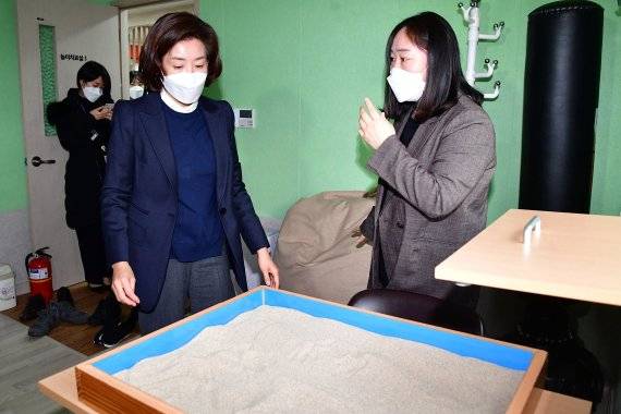 서울시장 출마를 선언한 국민의힘 나경원 전 의원이 15일 아동보호 현장점검을 위해 마포구 신수동에 있는 아동보호전문기관을 찾아 시설을 둘러보고 있다. 사진=국회사진기자단