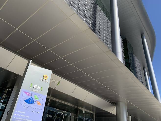 충남도의회는 학교 밖 청소년들에게 평등한 학습기회를 지원하는 근거를 담은 조례개정안을 입법 예고했다.