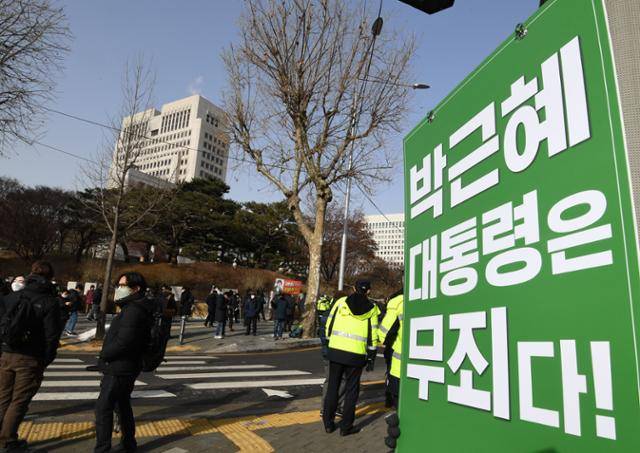 14일 박근혜 전 대통령의 국정농단에 징역 20년을 확정한 대법원 앞에서 지지자들이 박 전 대통령 석방을 촉구하는 팻말을 들고 있다. 배우한 기자