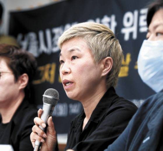 김재련 법무법인 온·세상 대표 변호사(오른쪽 두 번째)가 지난해 7월 서울 은평구 한국여성의전화에서 열린 서울시장에 의한 위력 성추행 사건 기자회견에서 경과보고를 하고 있다. 연합뉴스