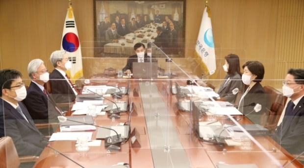 이주열 한국은행 총재가 15일 오전 서울 중구 한국은행에서 금융통화위원회 본회의를 주재하고 있다.(사진=한국은행)