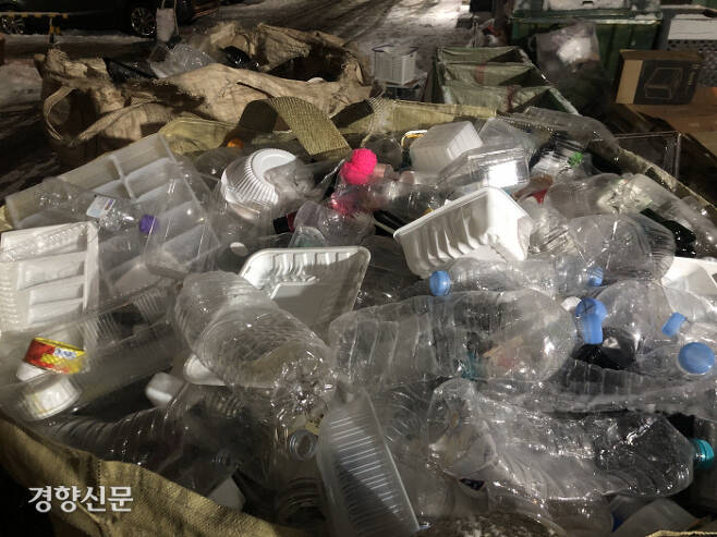 서울 용산구 한 아파트의 재활용 쓰레기 버리는 날이었던 지난 12일 이 아파트 입주민들이 모아놓은 플라스틱 쓰레기들의 모습. 김기범 기자