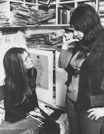 1972년 글로리아 스타이넘과 대화를 나누는 필리스 체슬러(오른쪽). 바다출판사 제공