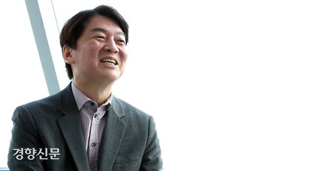 안철수 국민의당 대표가 지난 12일 경향신문과 인터뷰하고 있다. 권호욱 선임기자