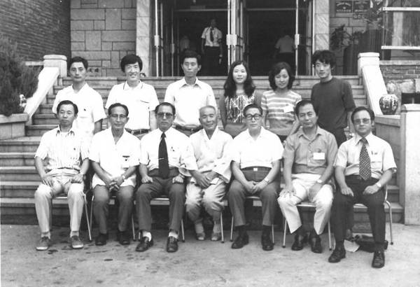 김형석 교수(첫줄 왼쪽 두 번째)가 1965년쯤 강사로 나선 월드비전 대학생 수양회에서 단체 사진을 찍은 모습. 김 교수 오른쪽부터 곽선희 이호빈 홍현설 목사. 월드비전 제공