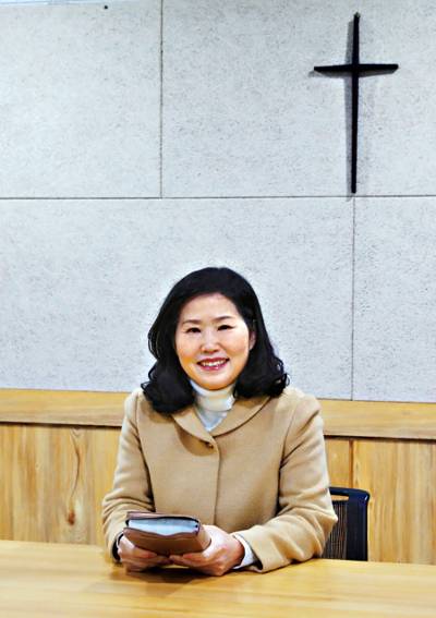 유성실 선교사가 지난 13일 순복음삼마교회 세미나실에서 모세오경 훈련의 장점을 설명하고 있다.