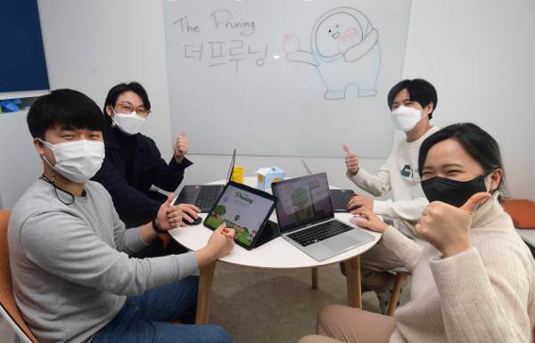 온라인 플랫폼 ‘더프루닝’을 제작한 나루의 구성원들이 14일 서울 동대문구 사무실에서 포즈를 취했다. 왼쪽부터 음소명 백지훈 민병진 팀장, 김순종 대표.  강민석 선임기자