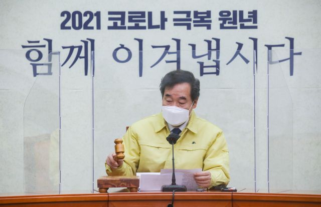 더불어민주당 이낙연 대표가 15일 국회에서 열린 최고위원회의에서 속개를 선언하고 있다. 연합뉴스