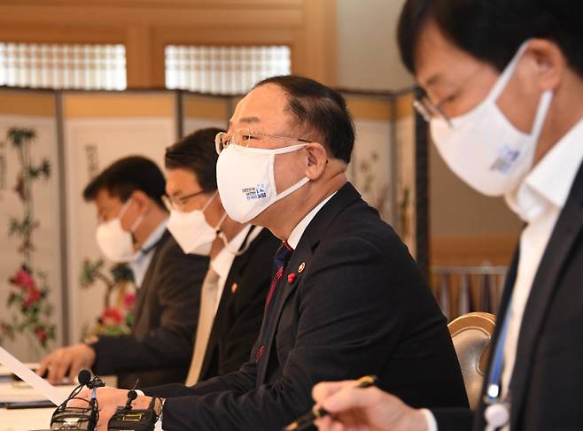 홍남기 부총리 겸 기획재정부 장관이 1월 15일 서울 광화문 정부서울청사에서 열린 `제13차 부동산시장 점검 관계장관회의`를 주재, 모두발언을 하고 있다. [사진 제공 = 기획재정부]