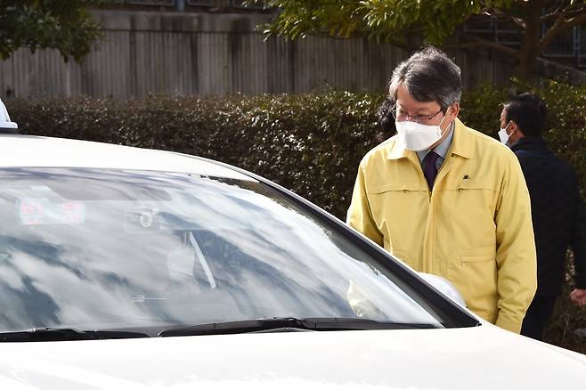 변성완 부산시장 권한대행이 15일 택시 전용 이동 선별검사소를 찾아 방역 및 검사 상황을 살펴보고 있다./사진제공=부산시