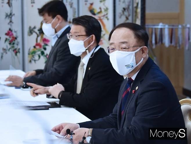홍남기 부총리 겸 기획재정부 장관이 15일 서울 광화문 정부서울청사에서 열린 '제13차 부동산시장 점검 관계장관회의'를 주재하고 발언을 하고 있다. /사진=임한별 기자