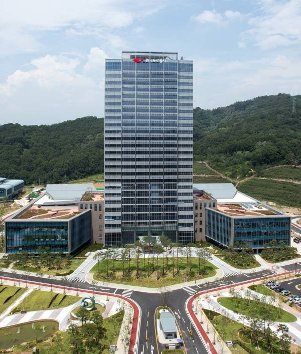 한국도로공사는 코로나19 확산으로 휴게소 이용객이 감소했고, 사회적 거리두기 장기화로 운영업체의 어려움이 지속되고 있는 것에 대한 조치로 고속도로 휴게소 운영업체에 1분기 임대료 납부를 유예하고, 휴게시설 방역에 필요한 비용을 지원한다. /사진제공=한국도로공사