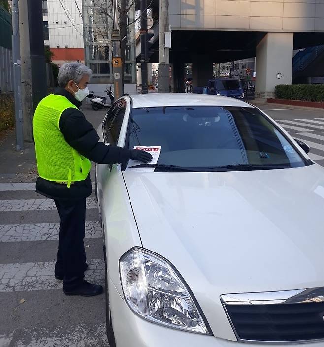 의정부시(시장 안병용)는 호원2동 권역 내 불법주정차로 인한 불편해소를 위해 지속적인 계도 및 단속을 실시하고 있다고 15일 밝혔다. / 사진제공=의정부시