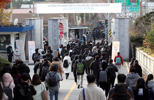 신종코로나바이러스감염증(코로나19)이 급속히 확산하는 가운데 지난해 11월21일 서울 용산고등학교에서 치러진 2021학년도 서울시 공립(국립,사립) 중등교사, 보건·사서·영양·전문상담·특수(중등)교사 임용후보자 선정경쟁 제1차시험을 마친 수험생들이 고사장을 나서고 있다. [연합]