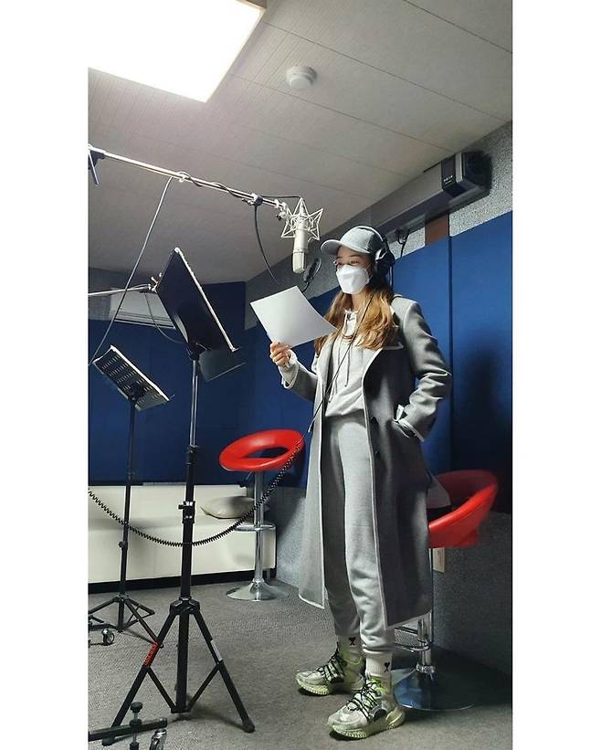 Actor Sung Yu-ri, from Fin.K.L, unveiled the recording studio scene.Sung Yu-ri released a photo on January 15 with an article entitled A pleasant recording room on his personal instagram.In the photo, Sung Yu-ri is concentrating on recording in comfortable training suits.Last year, the 23rd anniversary of the Fin.K.L debut, but the same beauty as the Fin.K.L. active duty is just admiring: it is appearance while you can not realize the years.And the netizens who saw the pictures said, Dubving? Song? What is it? Humorous recording.I am so curious about what you recorded,  I am excited by such a spoil, and I think I am a college student. 