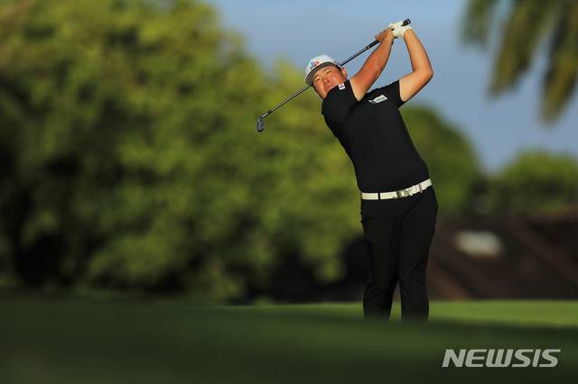 [호놀룰루=AP/뉴시스]임성재가 14일(현지시간) 미 하와이주 호놀룰루 와이알라CC에서 열린 미프로골프(PGA)투어 두 번째 대회인 소니오픈 첫날 11번 홀에서 티샷하고 있다. 임성재는 1R 경기가 아직 끝나지 않은 가운데 2언더파로 공동 22위 그룹에 이름을 올렸다. 2021.01.15.