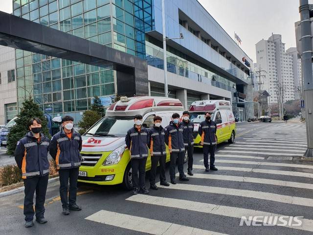 [전주=뉴시스]윤난슬 기자 = 전북소방본부는 지난해 12월 14일 소방청 동원령에 따라 수도권에 동원된 구급대(차량 11대, 대원 44명)가 지원 활동을 마치고 전날 무사히 복귀했다고 15일 밝혔다.(사진=전북소방 제공)