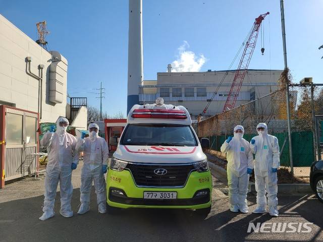 [전주=뉴시스]윤난슬 기자 = 전북소방본부는 지난해 12월 14일 소방청 동원령에 따라 수도권에 동원된 구급대(차량 11대, 대원 44명)가 지원 활동을 마치고 전날 무사히 복귀했다고 15일 밝혔다.(사진=전북소방 제공)
