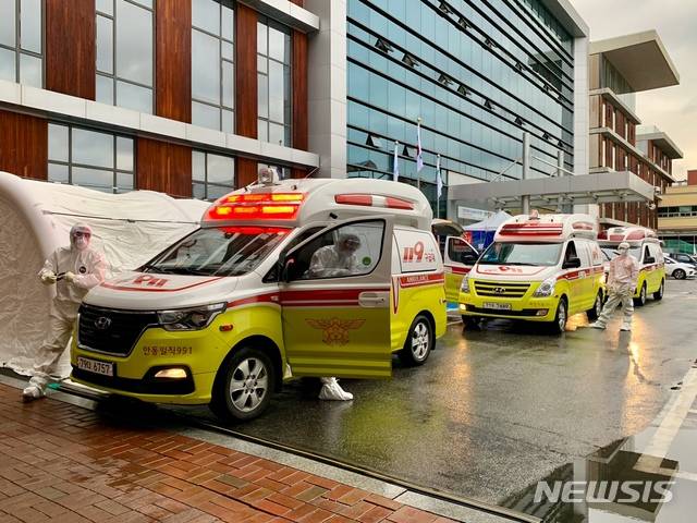 안동의료원에 환자 이송을 위한 구급차가 들어서고 있다 (사진=안동시 제공)