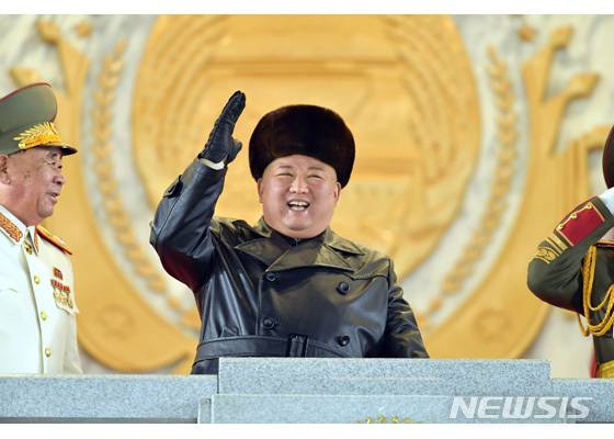 [서울=뉴시스]북한 노동신문은 김정은 국무위원장이 지난 14일 평양 김일성광장에서 열린 조선노동당 제8차 대회 기념 열병식에 참석했다고 15일 보도했다. (사진=노동신문 캡쳐) 2021.01.15. photo@newsis.com