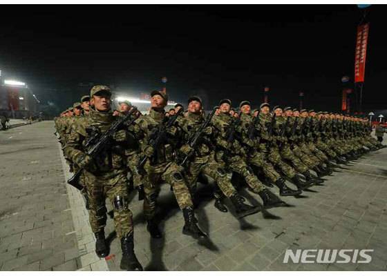 [서울=뉴시스]북한 노동신문은 김정은 국무위원장이 지난 14일 평양 김일성광장에서 열린 조선노동당 제8차 대회 기념 열병식에 참석했다고 15일 보도했다. (사진=노동신문 캡쳐) 2021.01.15. photo@newsis.com